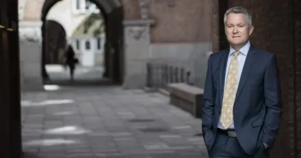 Karnov nere pa gapstod