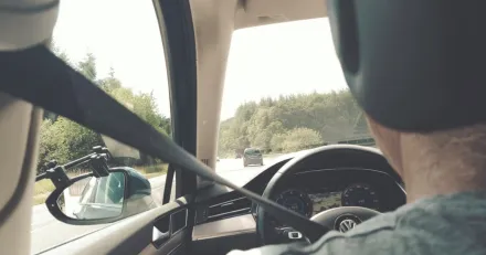 Spann fast sakerhetsbalten